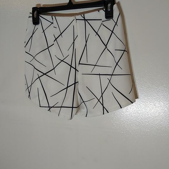 Unbranded white with black lines size small skort. - Picture 4 of 8